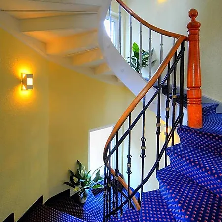 Le Petit Charme-inn Hotel